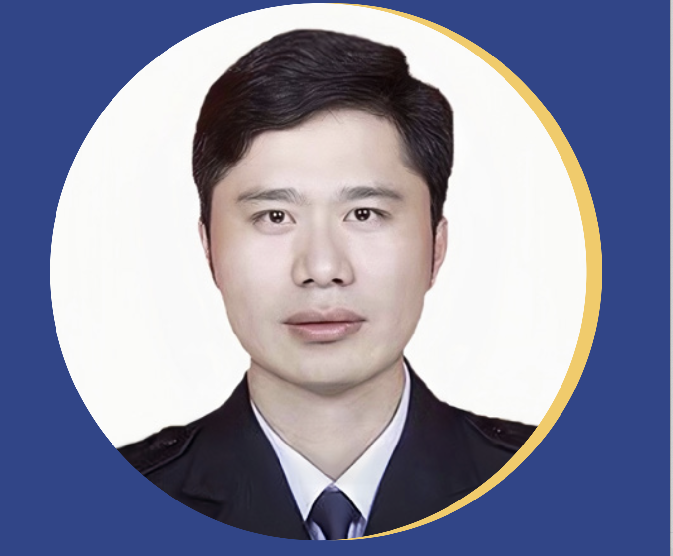 李国栋老师,哲学博士,十七年军警政领导干部履历,命题与面试专家,辰略公考教研院院长,正面微笑,白色衬衫,蓝色背景